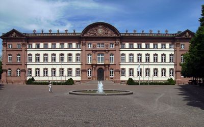 Historisches Zweibrücker Schloss mit weitläufigem Schlossplatz, klassizistischer Fassade und zentralem Springbrunnen – bedeutendes Wahrzeichen nahe der Ferienwohnung Ilona.