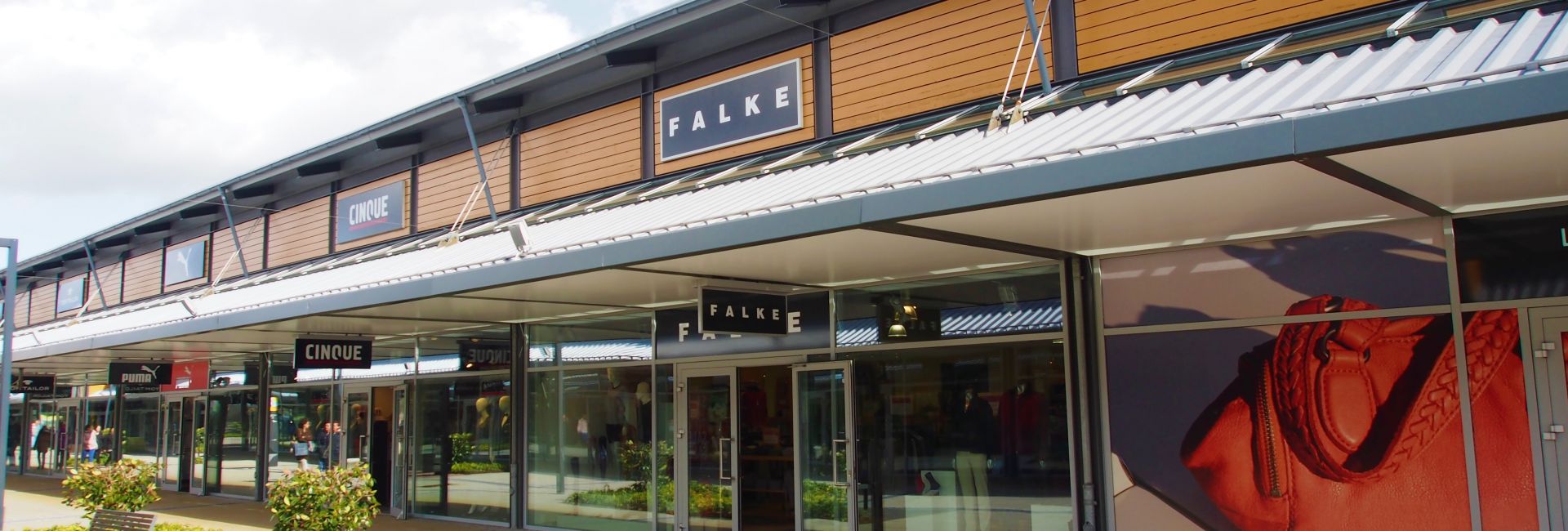 Modernes Style Outlet Zweibrücken mit offenen Ladenbereichen, Markenstores wie Falke und Cinque sowie einladender, gepflegter Außenanlage – beliebtes Shoppingziel nahe der Ferienwohnung Ilona.